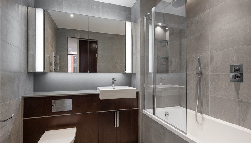 Flat Ponton Road in Greater London