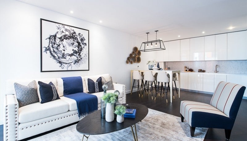Flat Ponton Road in Greater London