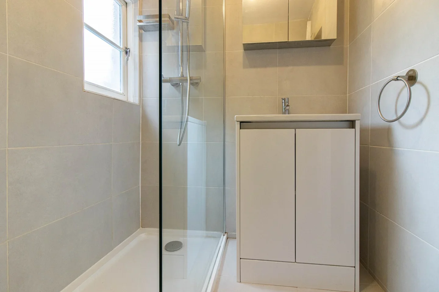 Flat Tredegar Road in Greater London