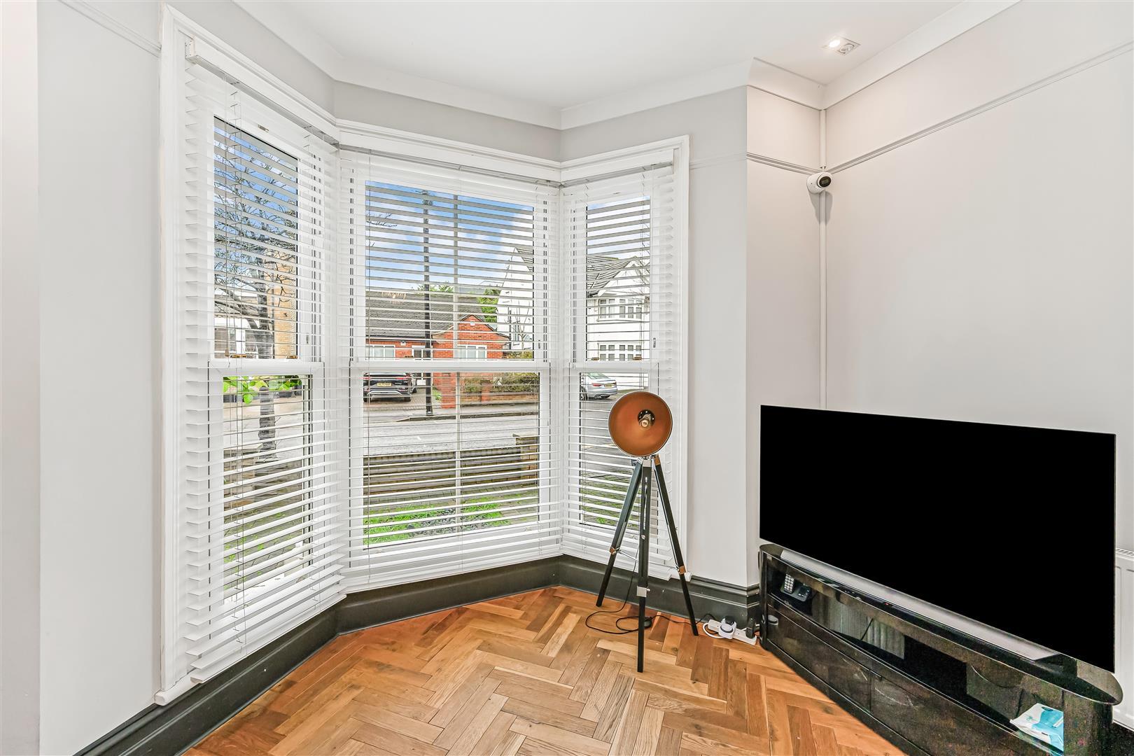 Flat Lansdowne Road in Greater London