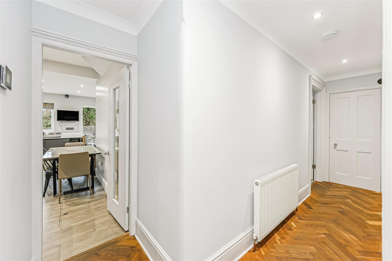 Flat Lansdowne Road in Greater London