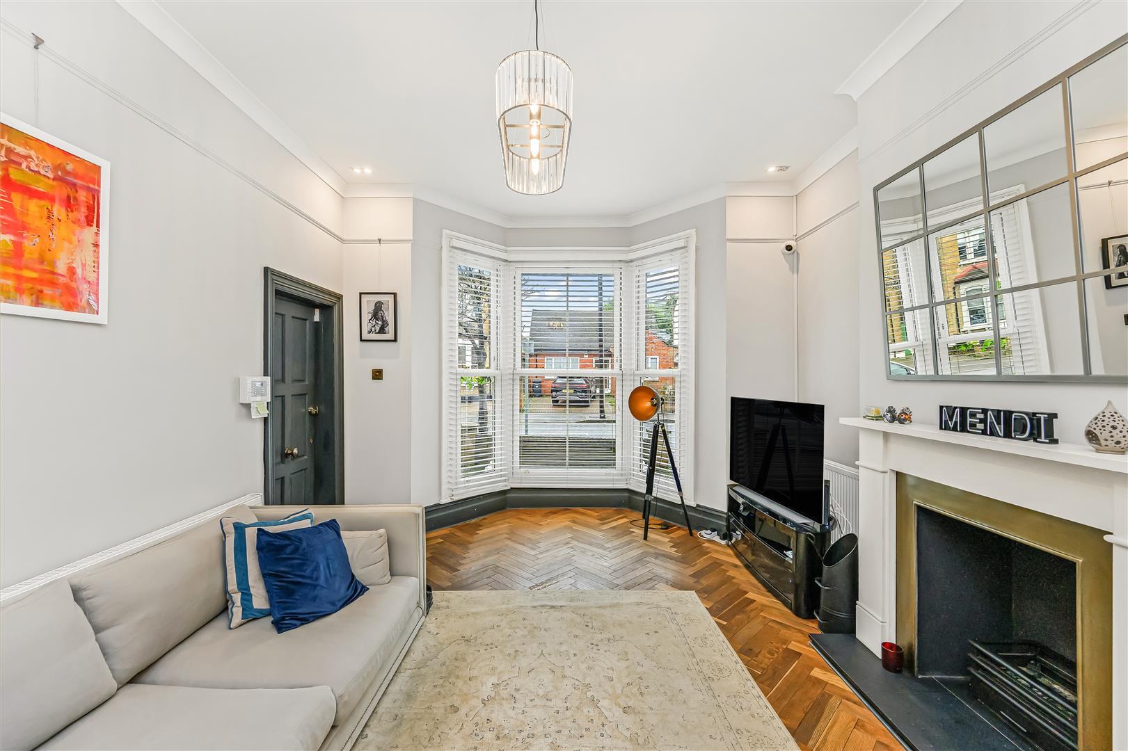 Flat Lansdowne Road in Greater London
