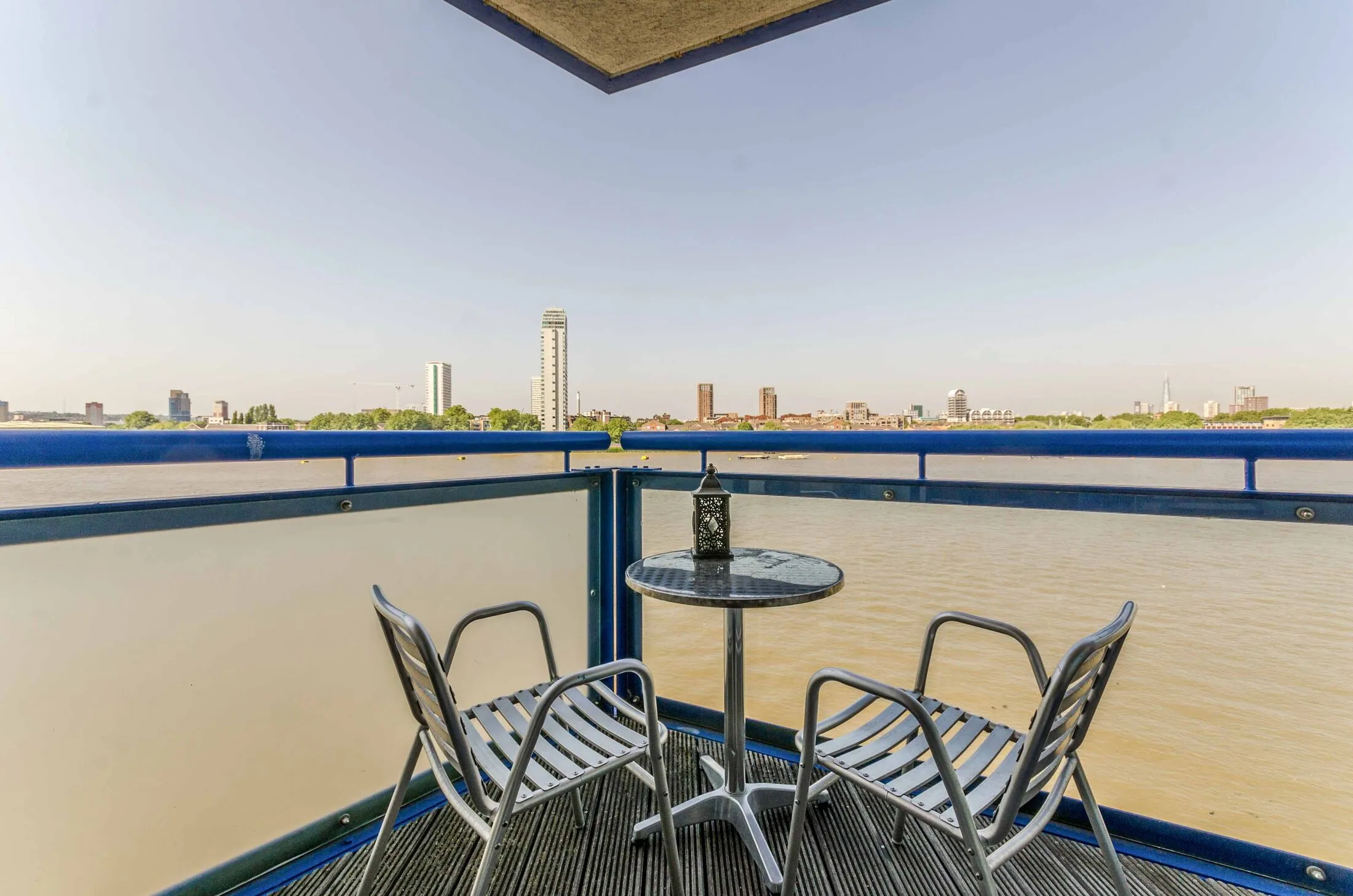 Flat Newton Place in Greater London