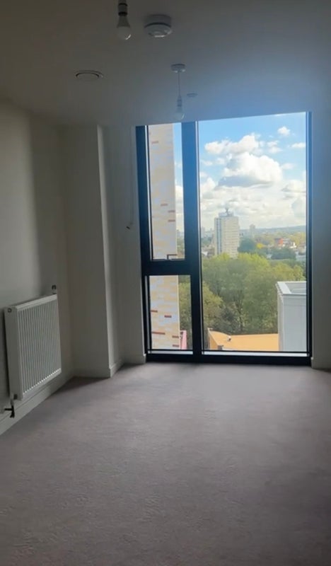 Flat Bondway in Greater London