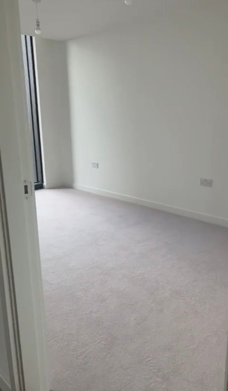 Flat Bondway in Greater London