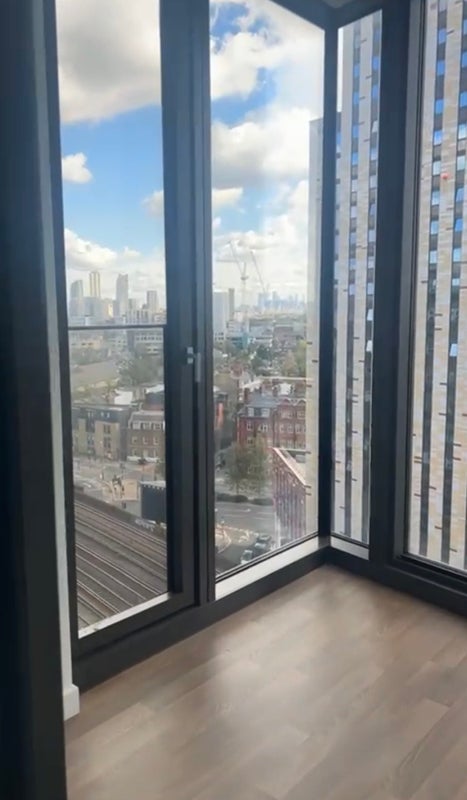 Flat Bondway in Greater London