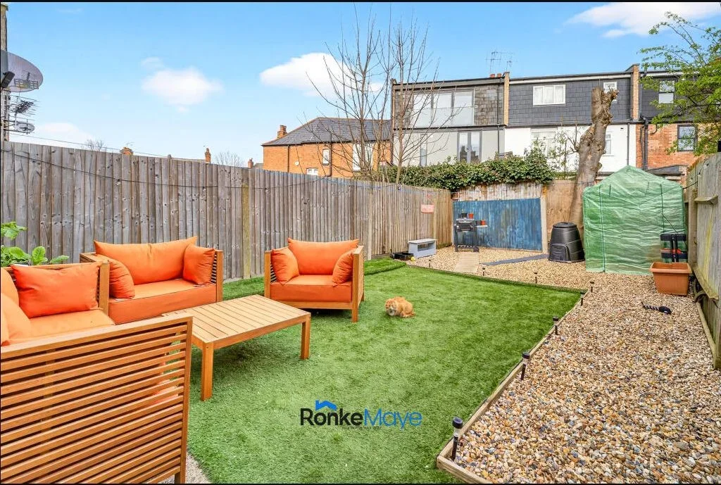 Flat Saint John's Avenue in Greater London