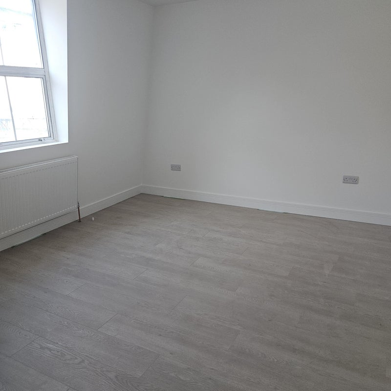 Flat Commercial Road in Greater London