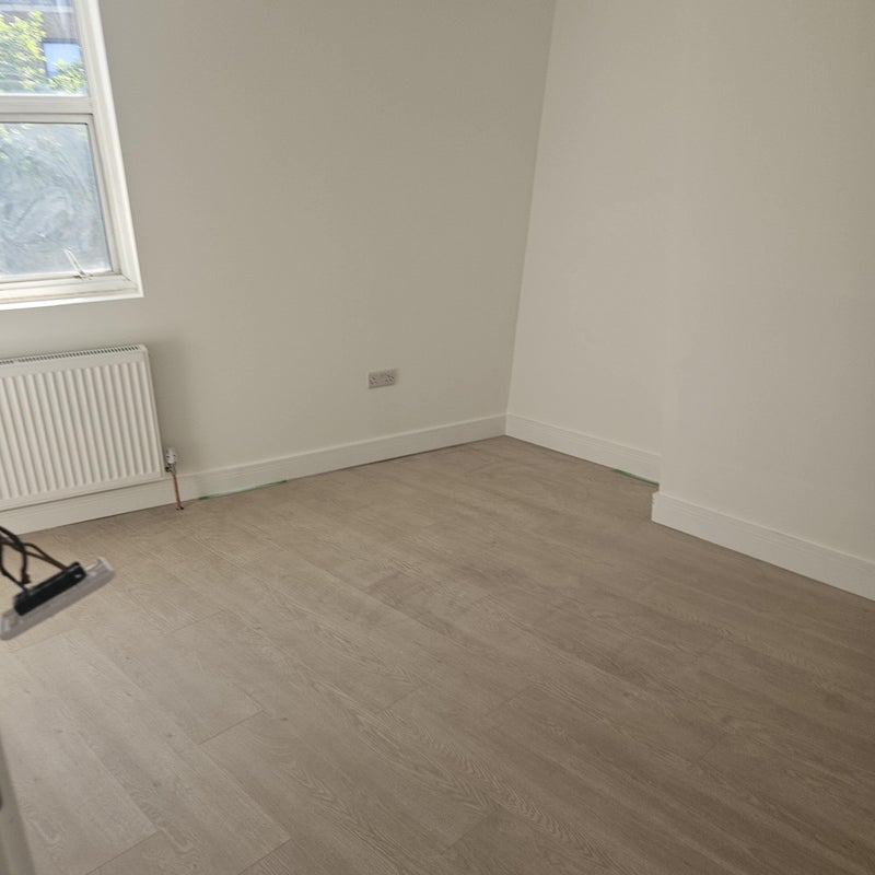 Flat Commercial Road in Greater London