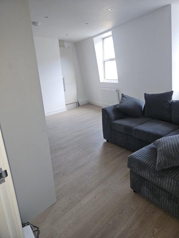 Flat Commercial Road in Greater London