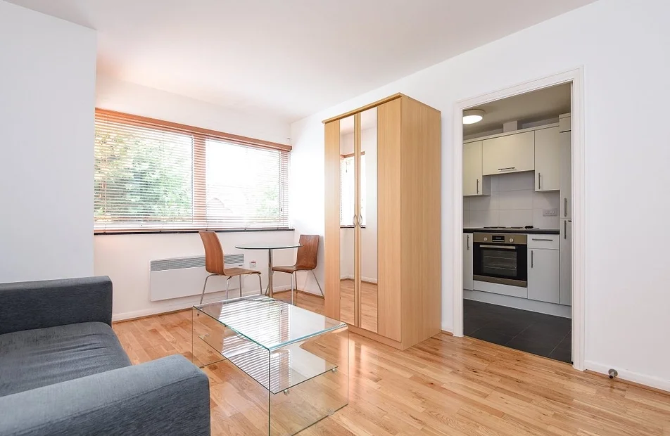 Flat Nightingale Lane in Greater London