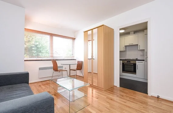 Flat Nightingale Lane in Greater London
