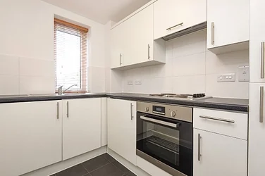 Flat Nightingale Lane in Greater London