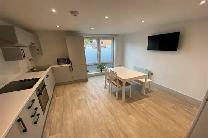 Room Waverley Avenue in Broxtowe