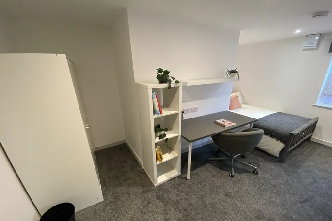 Room Waverley Avenue in Broxtowe