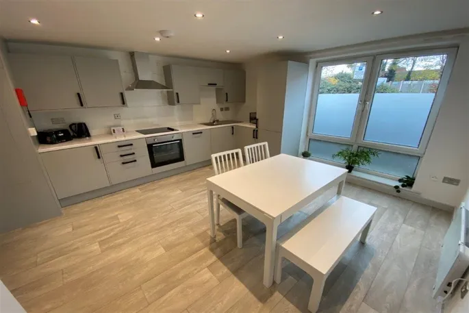 Room Waverley Avenue in Broxtowe