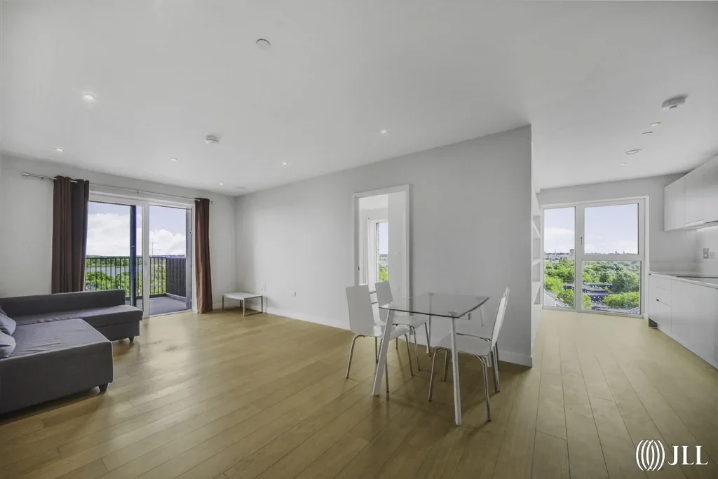 Flat Hale Wharf in Greater London