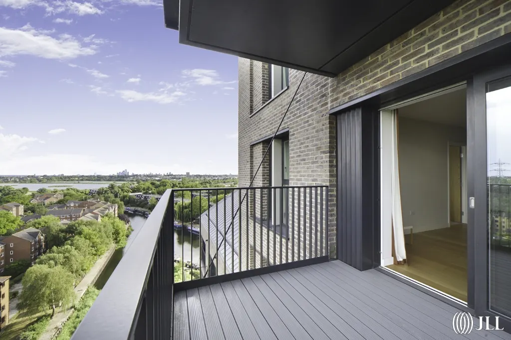 Flat Hale Wharf in Greater London