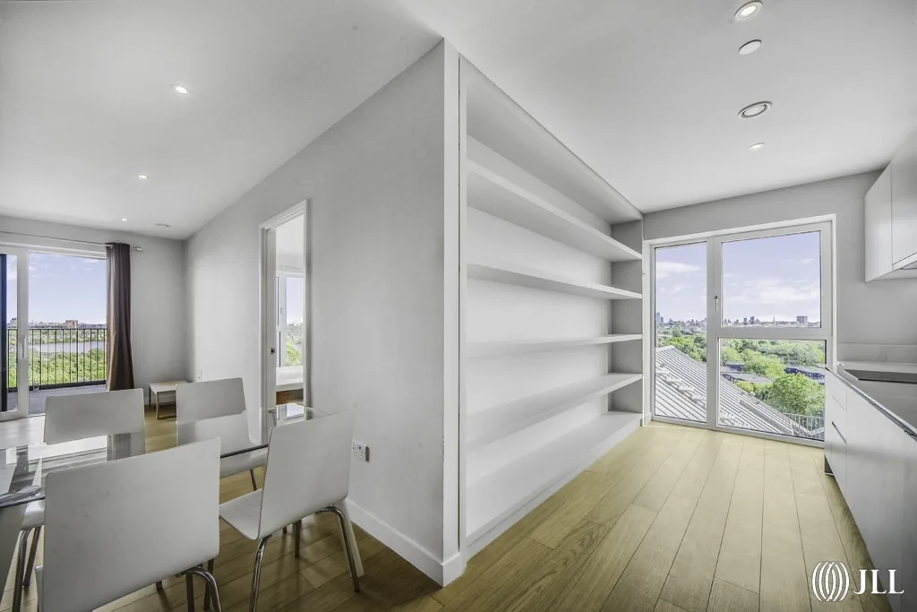 Flat Hale Wharf in Greater London