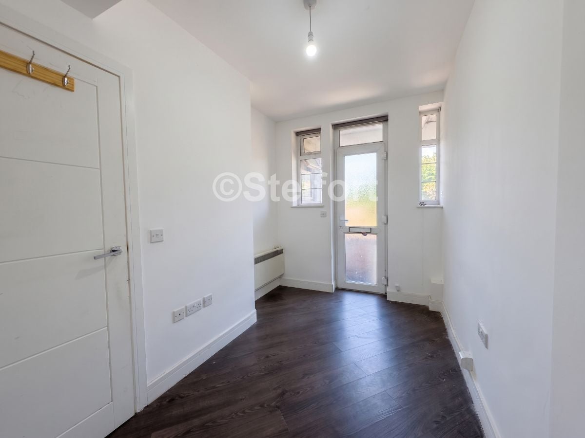 Flat Mottingham Road in Greater London