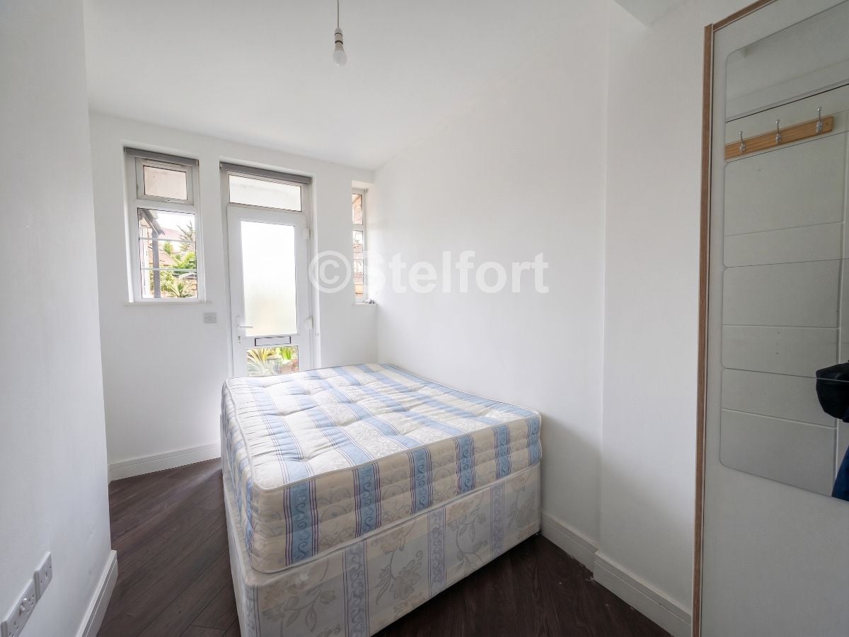 Flat Mottingham Road in Greater London