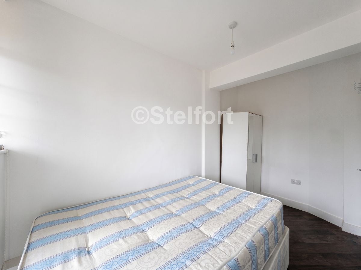 Flat Mottingham Road in Greater London