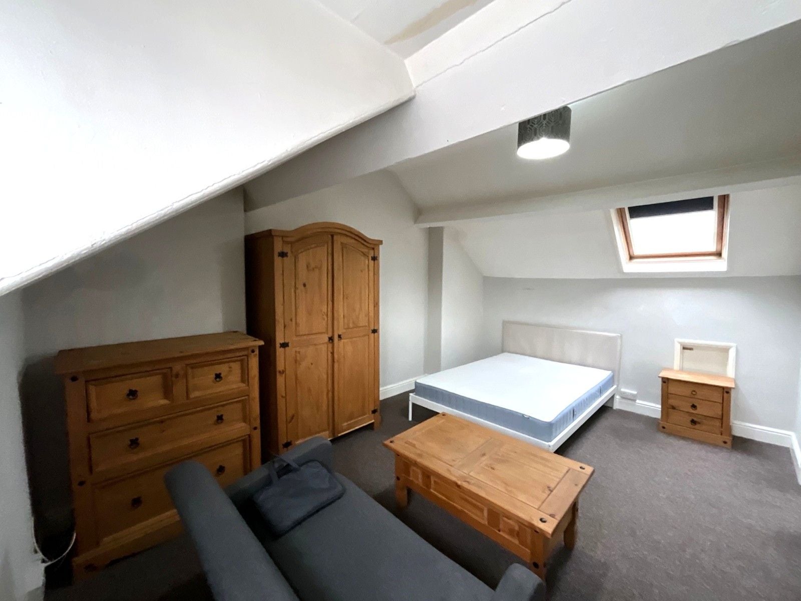 Room St Vincent Avenue in Doncaster