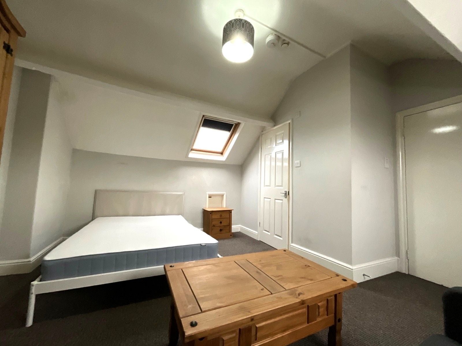 Room St Vincent Avenue in Doncaster