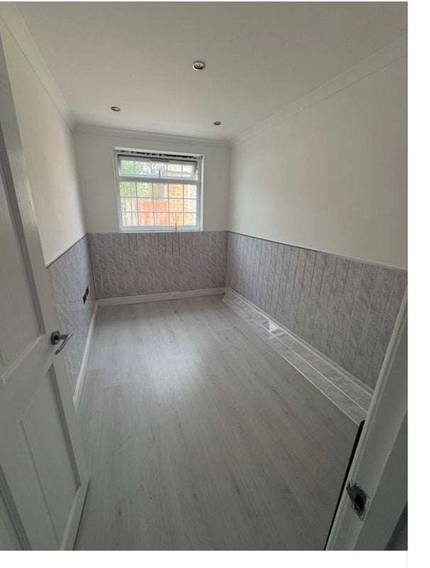 Room Jennett Road in Greater London