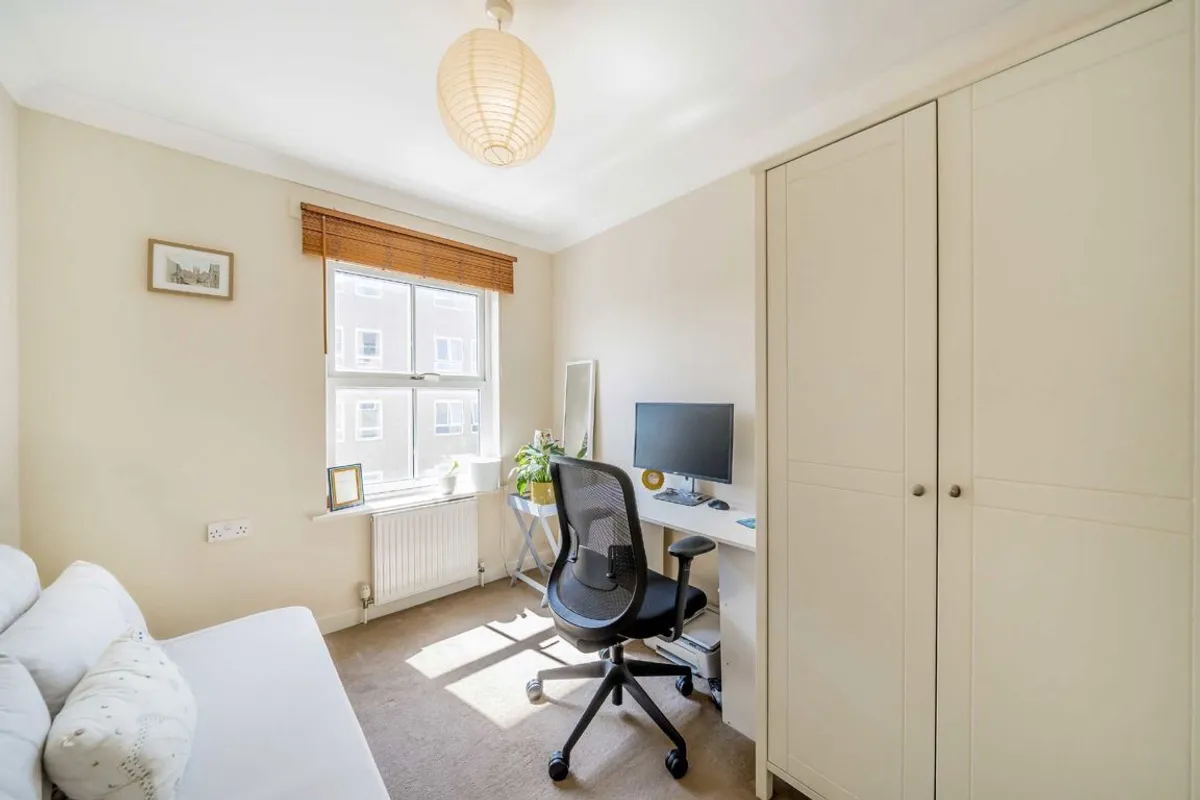 Flat Streatham High Road in Greater London
