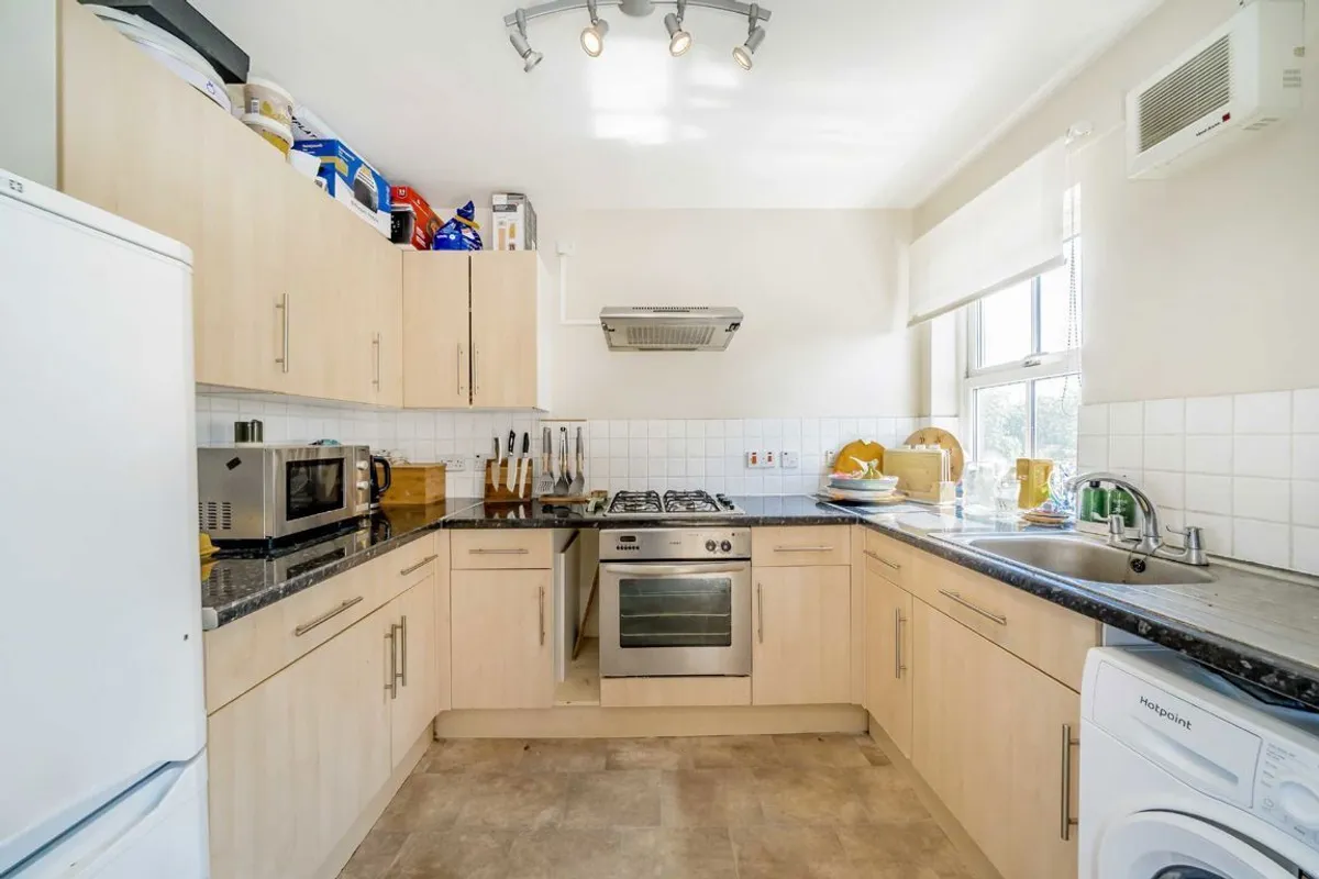 Flat Streatham High Road in Greater London