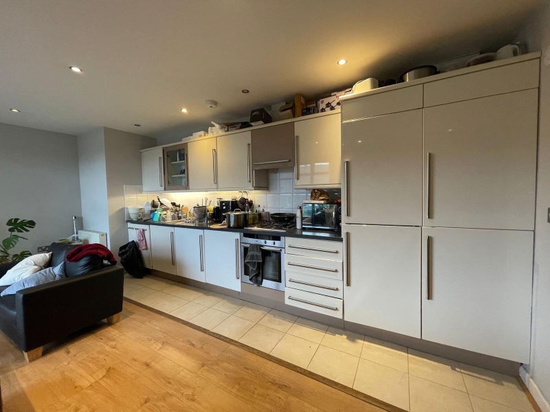 Room Calvert Avenue in Greater London