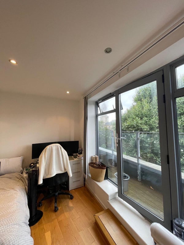 Room Calvert Avenue in Greater London