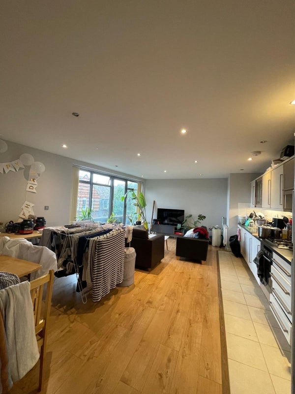 Room Calvert Avenue in Greater London