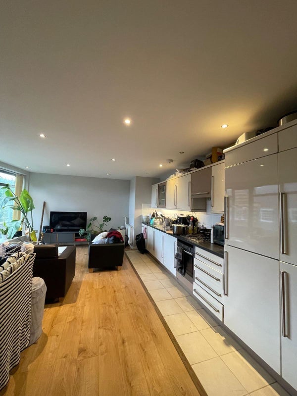 Room Calvert Avenue in Greater London