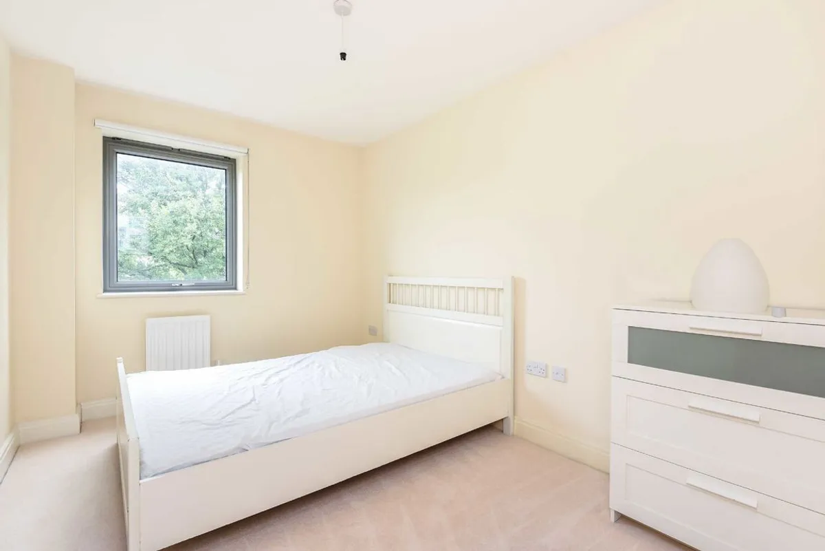 Flat Grosvenor Way in Greater London