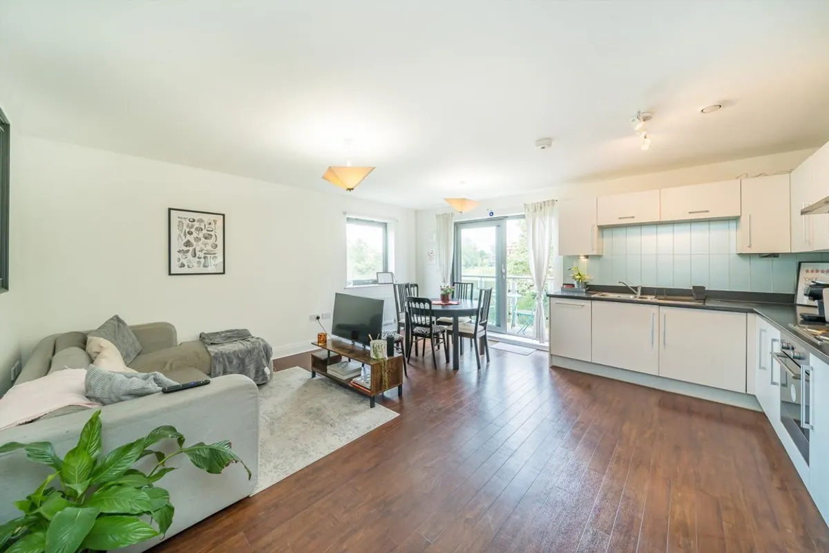 Flat Grosvenor Way in Greater London