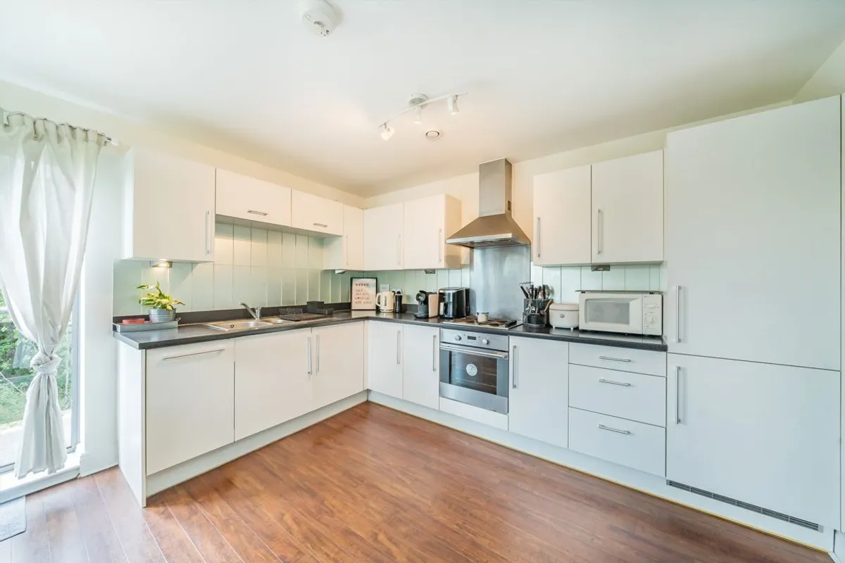 Flat Grosvenor Way in Greater London