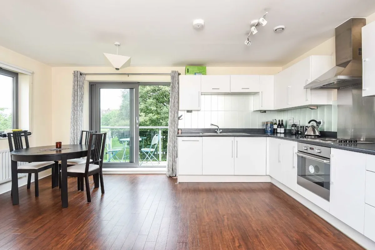 Flat Grosvenor Way in Greater London