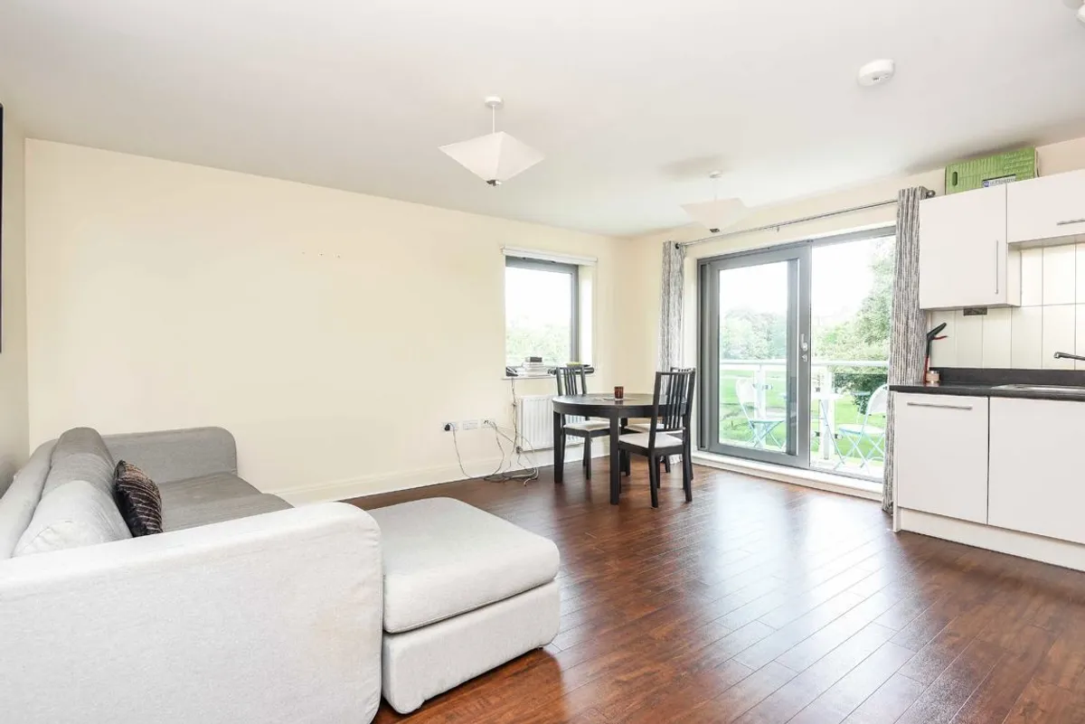 Flat Grosvenor Way in Greater London