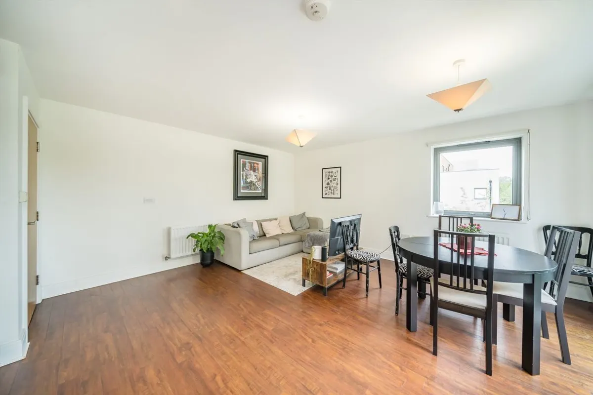 Flat Grosvenor Way in Greater London