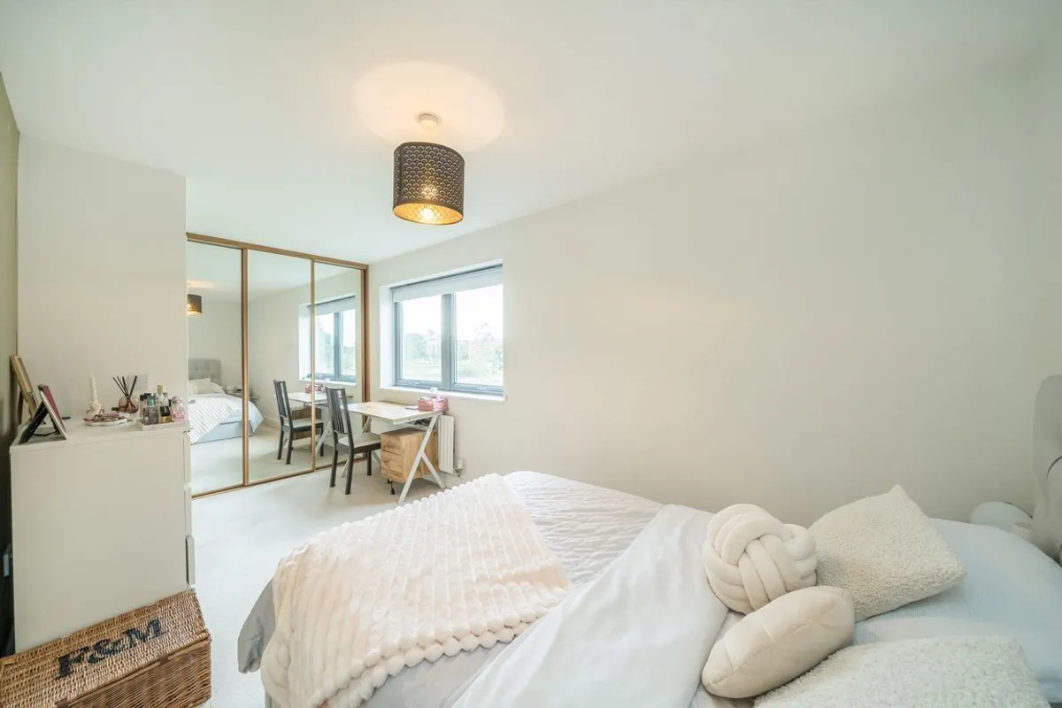 Flat Grosvenor Way in Greater London