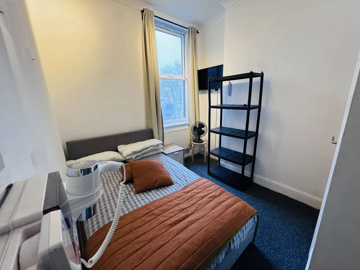 Room Commercial Road in Greater London