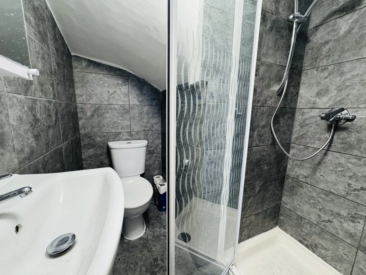 Room Commercial Road in Greater London