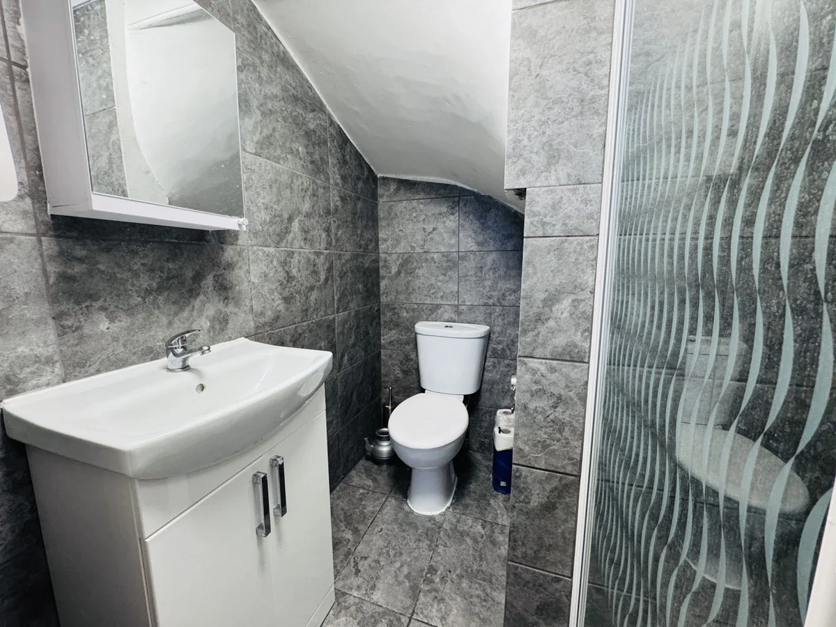 Room Commercial Road in Greater London