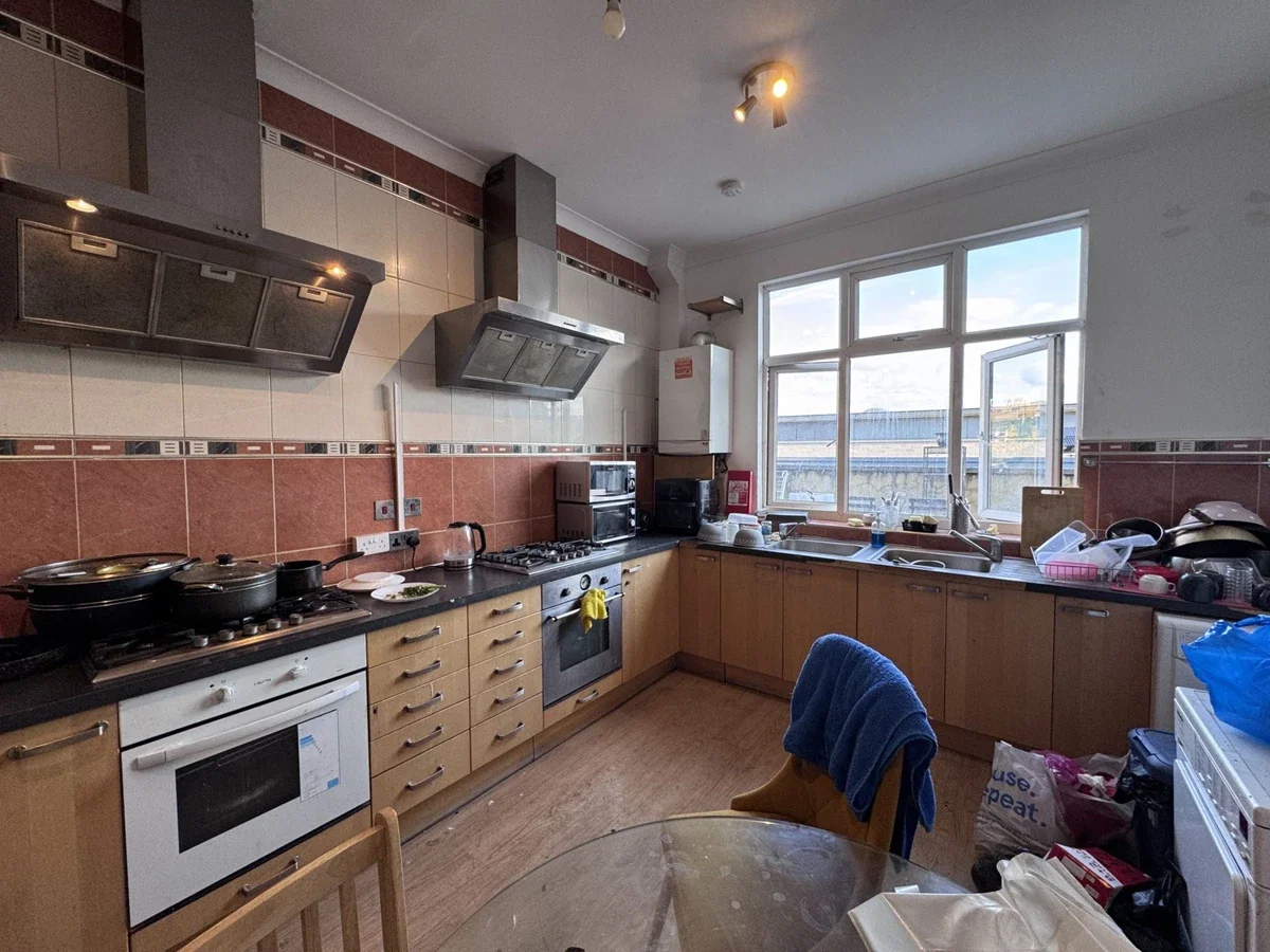 Room Commercial Road in Greater London