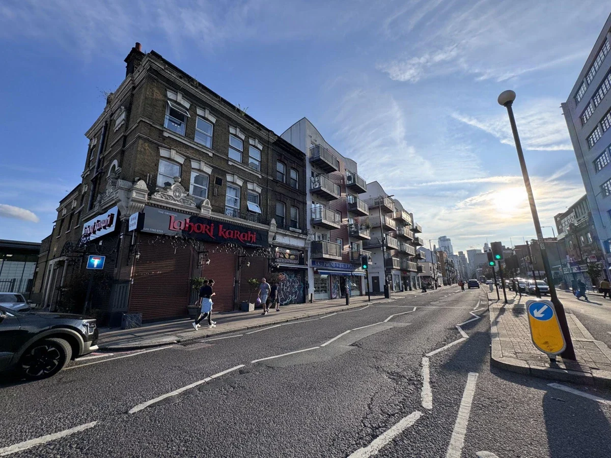 Room Commercial Road in Greater London