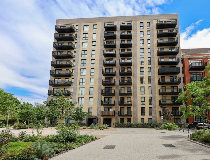 Flat Nestle's Avenue in Greater London