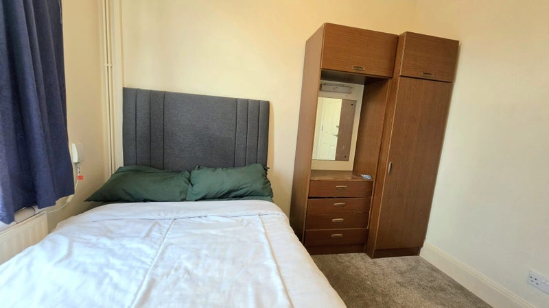 Room Calcott Road in Bristol