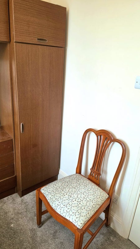 Room Calcott Road in Bristol
